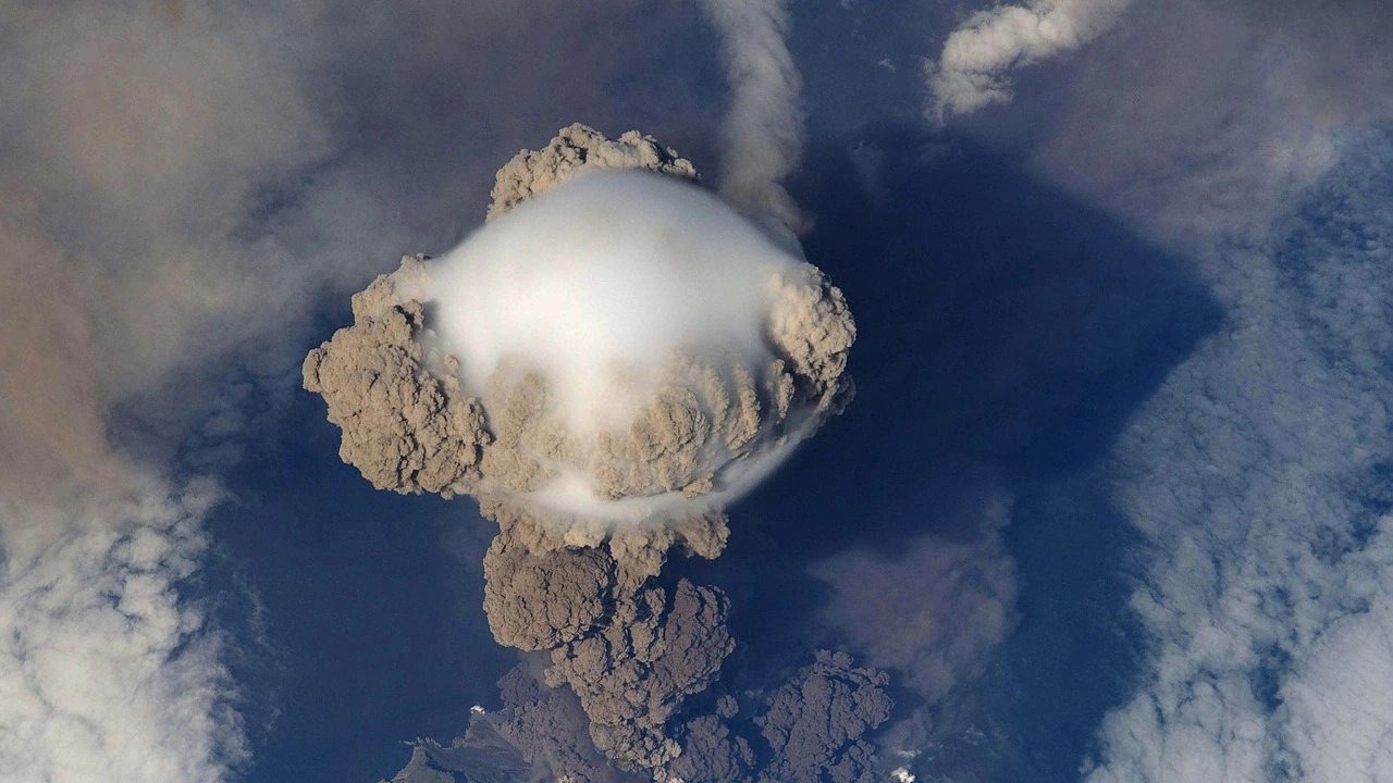 Най активният вулкан във Филипините изригна изхвърляйки лава и серен газ