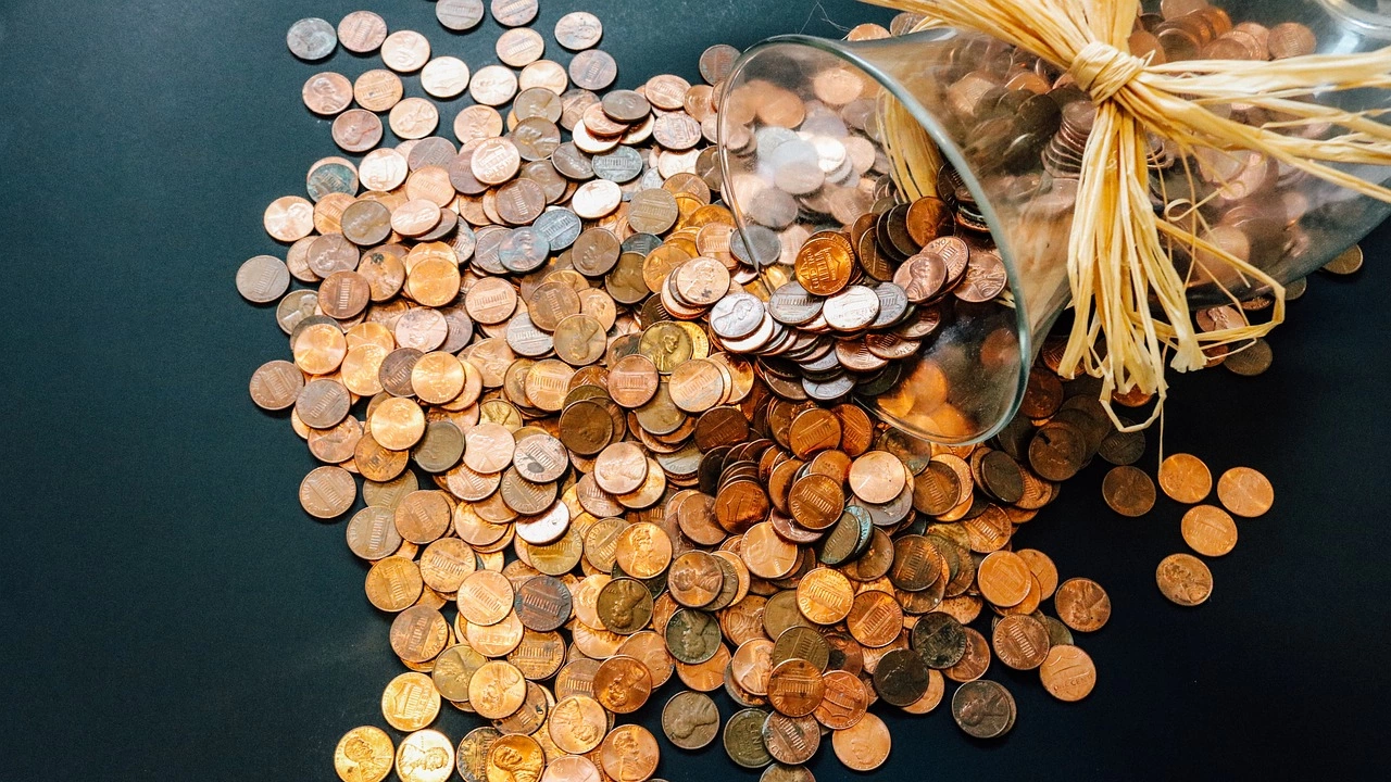 Мъж откри един милион монети докато почиства дома на тъста си