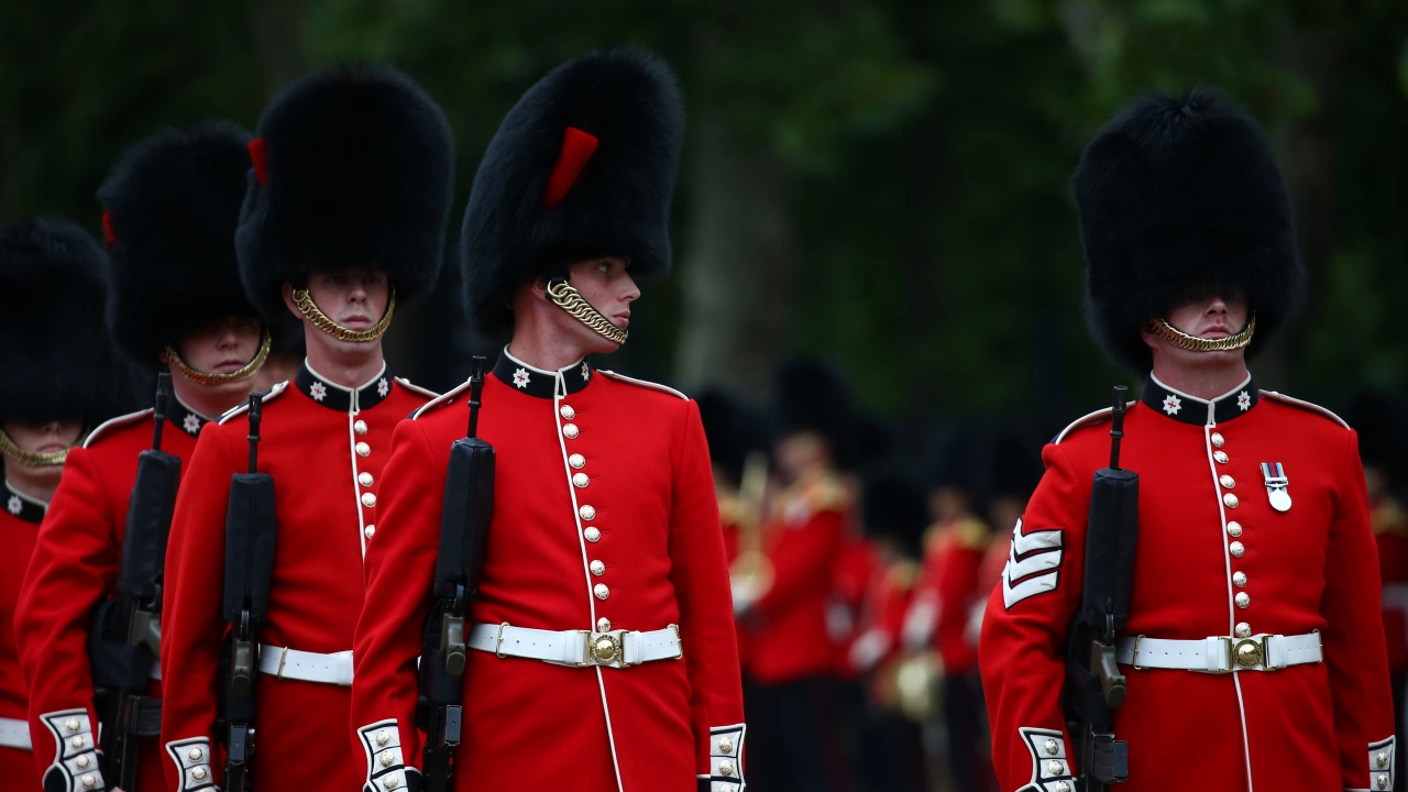 Най малко трима британски кралски гвардейци колабираха в събота по време