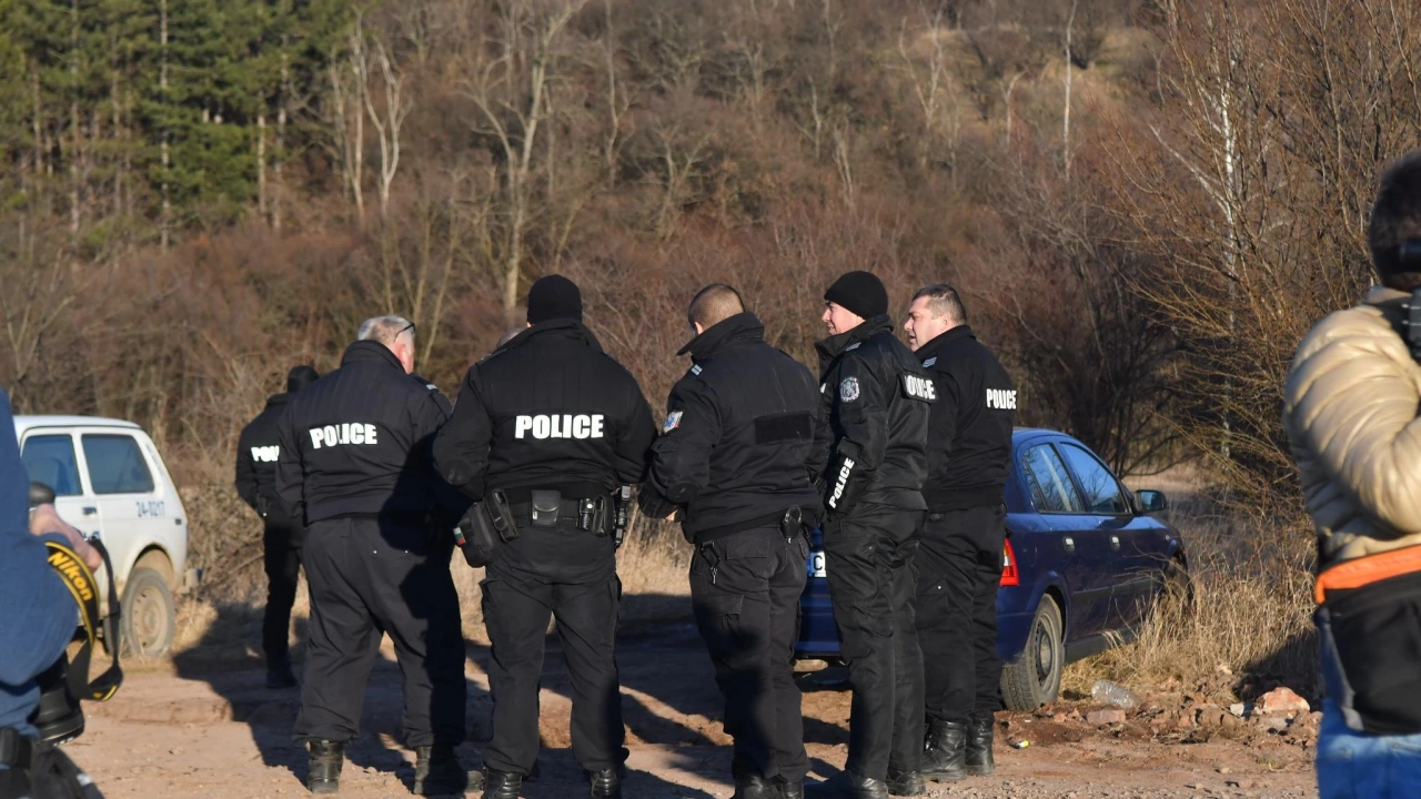 Полицията е заловила 45 бежанци в гората над Мало Бучино