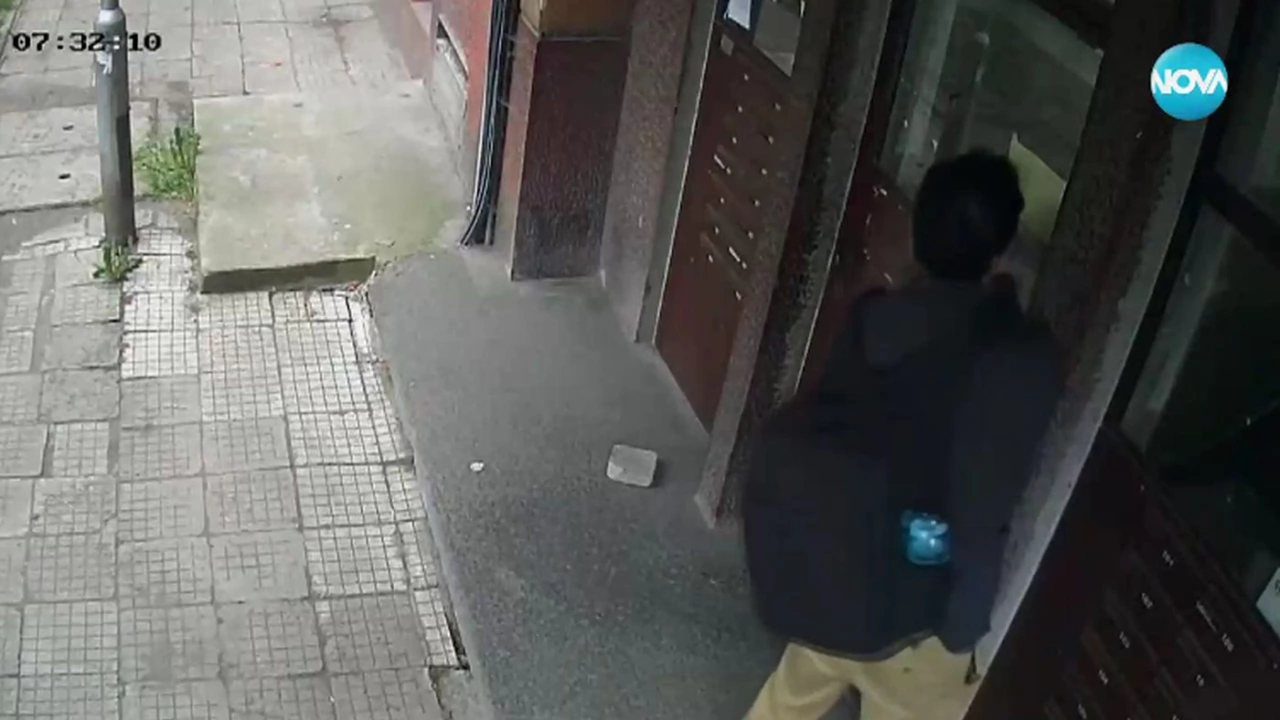 Мъж разбива с камък стъклото на входа на жилищен блок