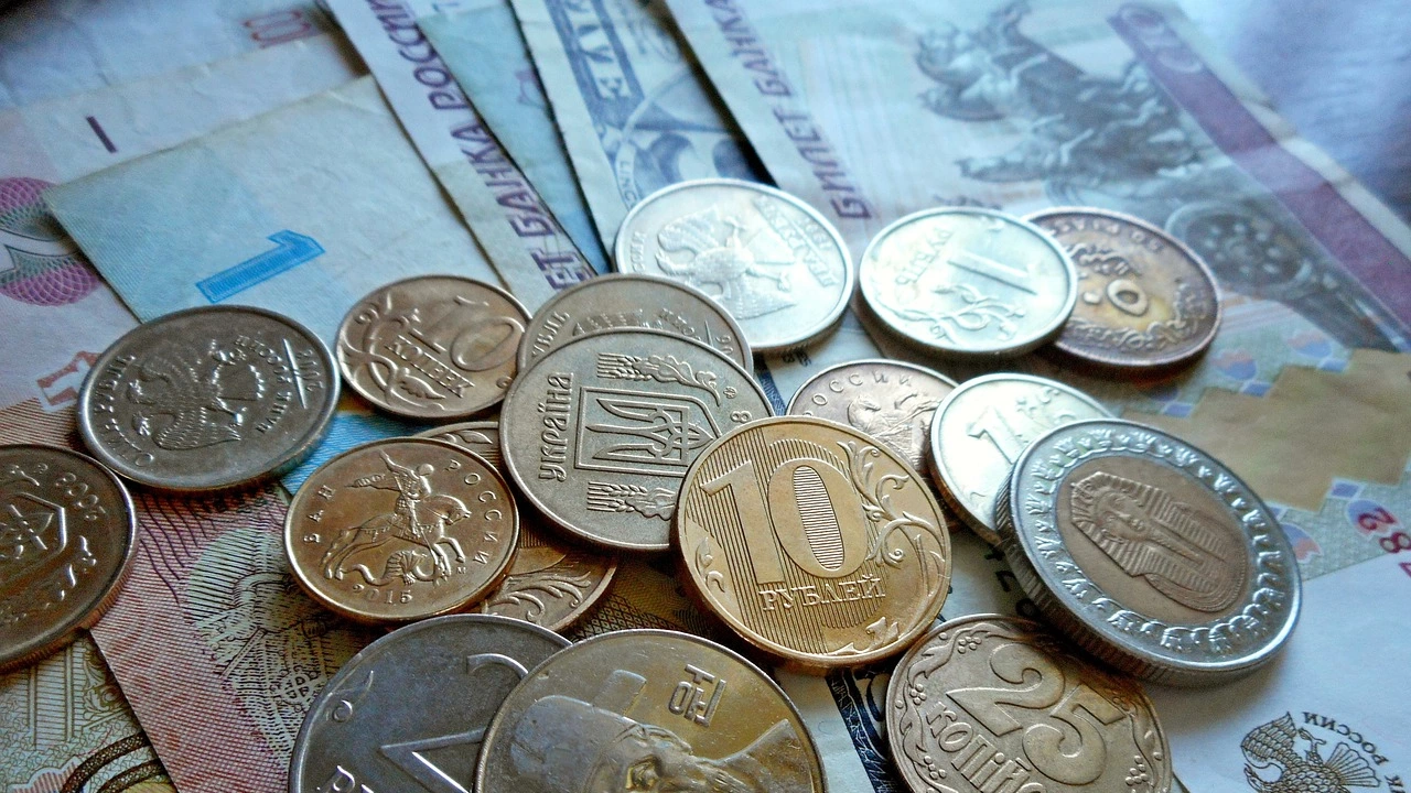 Руската рубла падна днес до 14 месечно дъно спрямо долара под