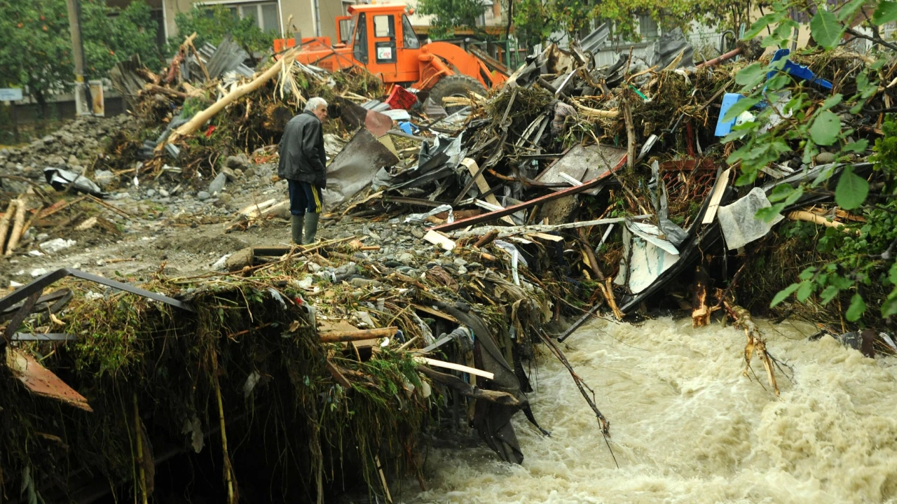 Разчистването на щетите от наводнението в Берковица продължава Обявено е