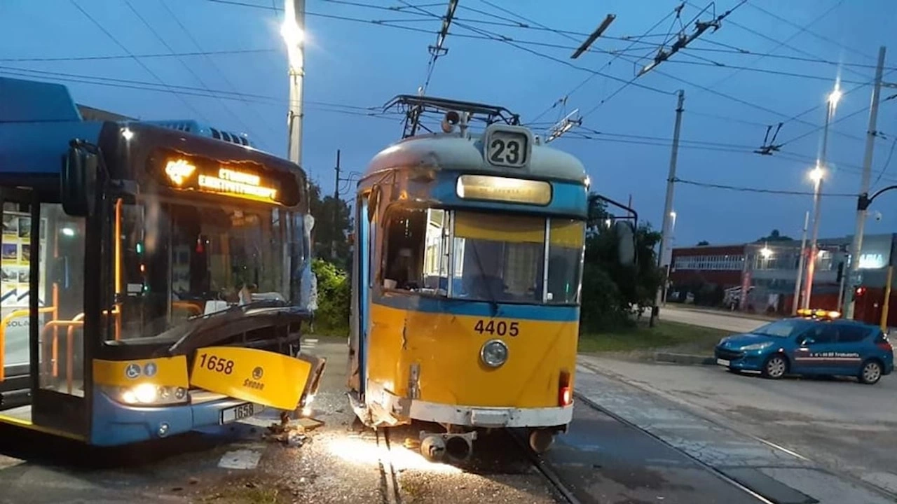 Тролей и трамвай се сблъскаха на столичния булевард Асен Йорданов При инцидента