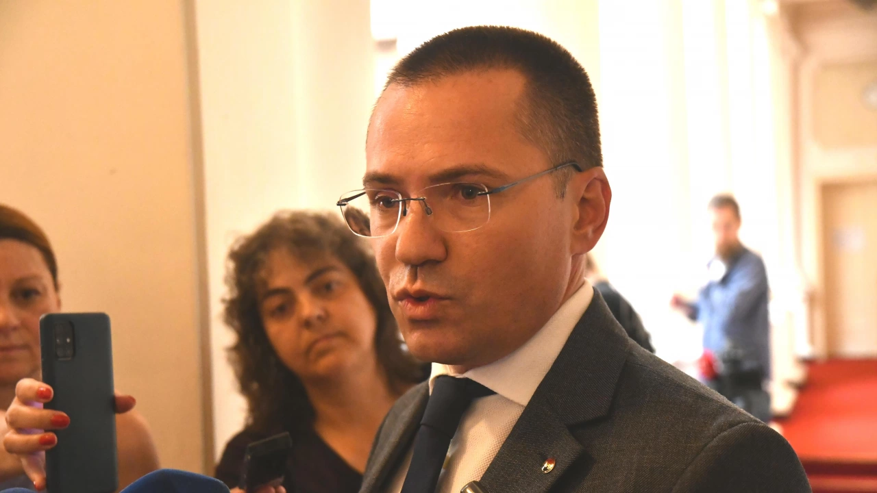 Евродепутатът и съпредседател на ВМРО Ангел Джамбазки настоява за неотложни