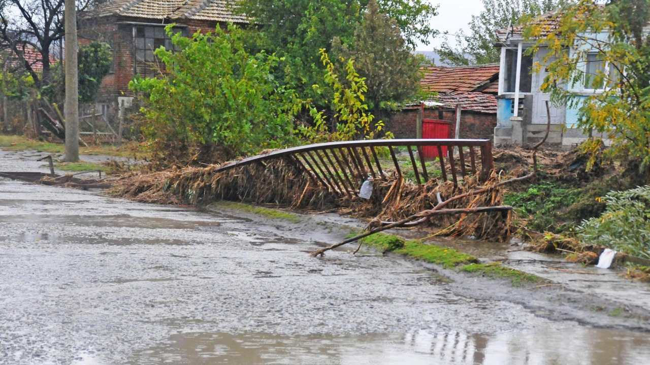 Пороен дъжд наводни Етрополе Най тежко е положението във Вранещица Има