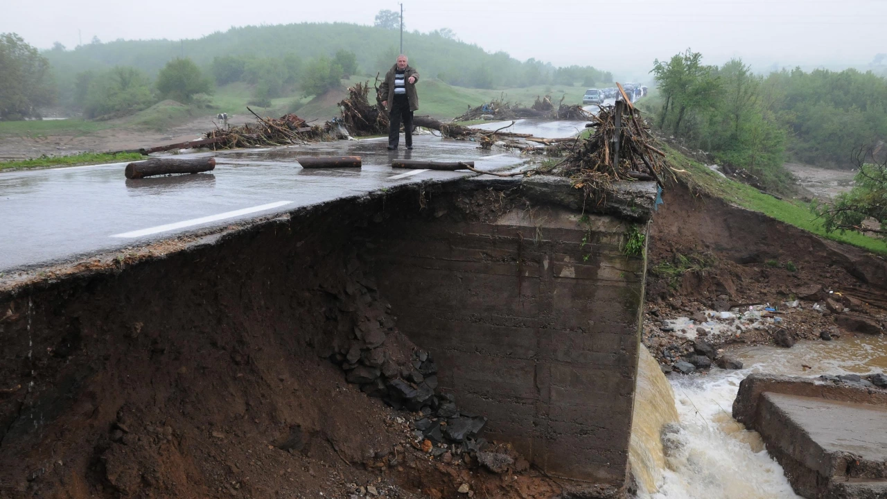 Мостът в монтанското село Боровци рухна заради проливните дъждове в Северозападна България Река