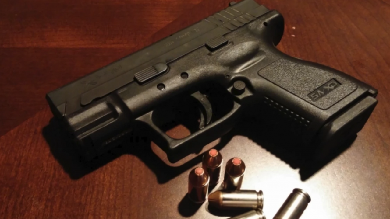 6-годишно дете се самопростреля с пистолет в кола пред дома си