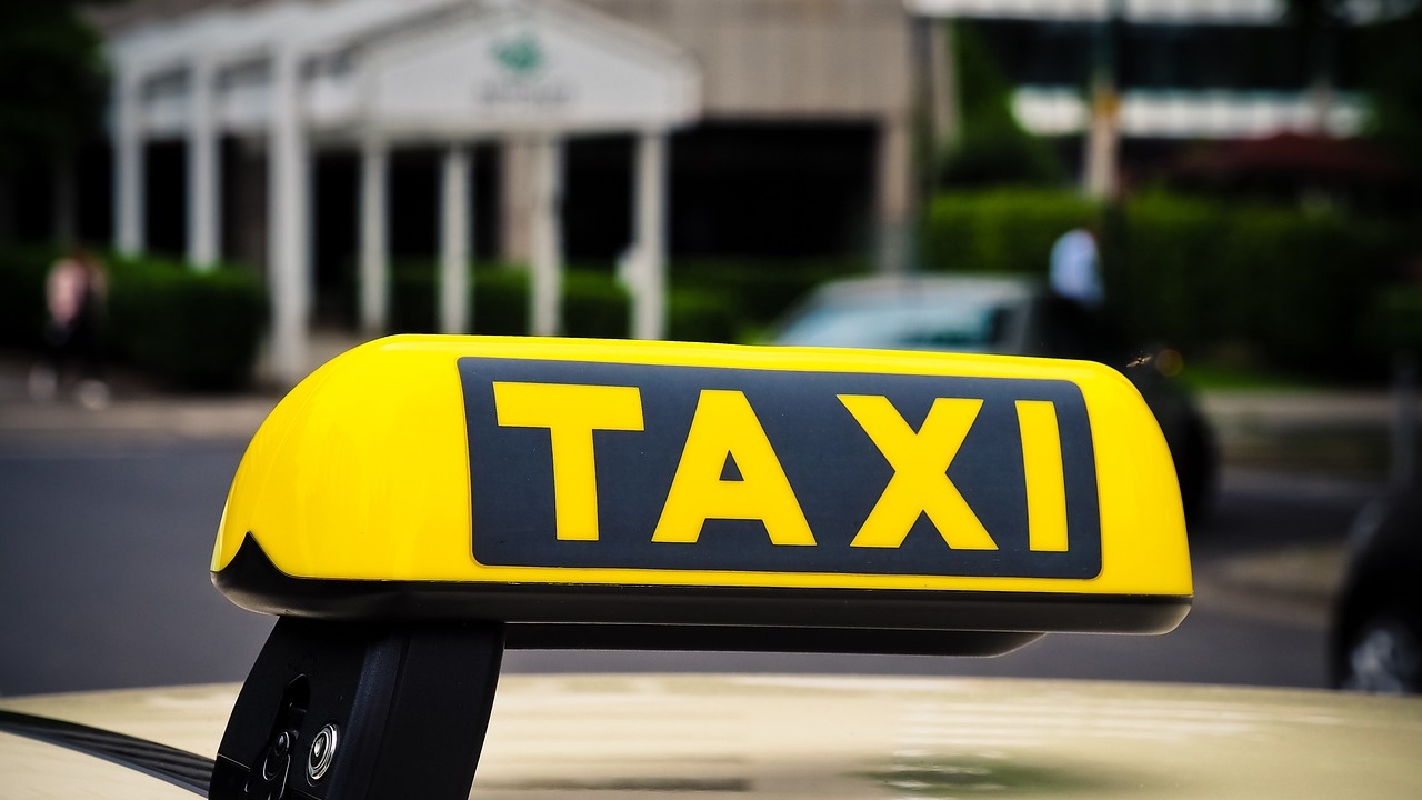 Таксиметрови шофьори в Бургас искат увеличение на минималната тарифа