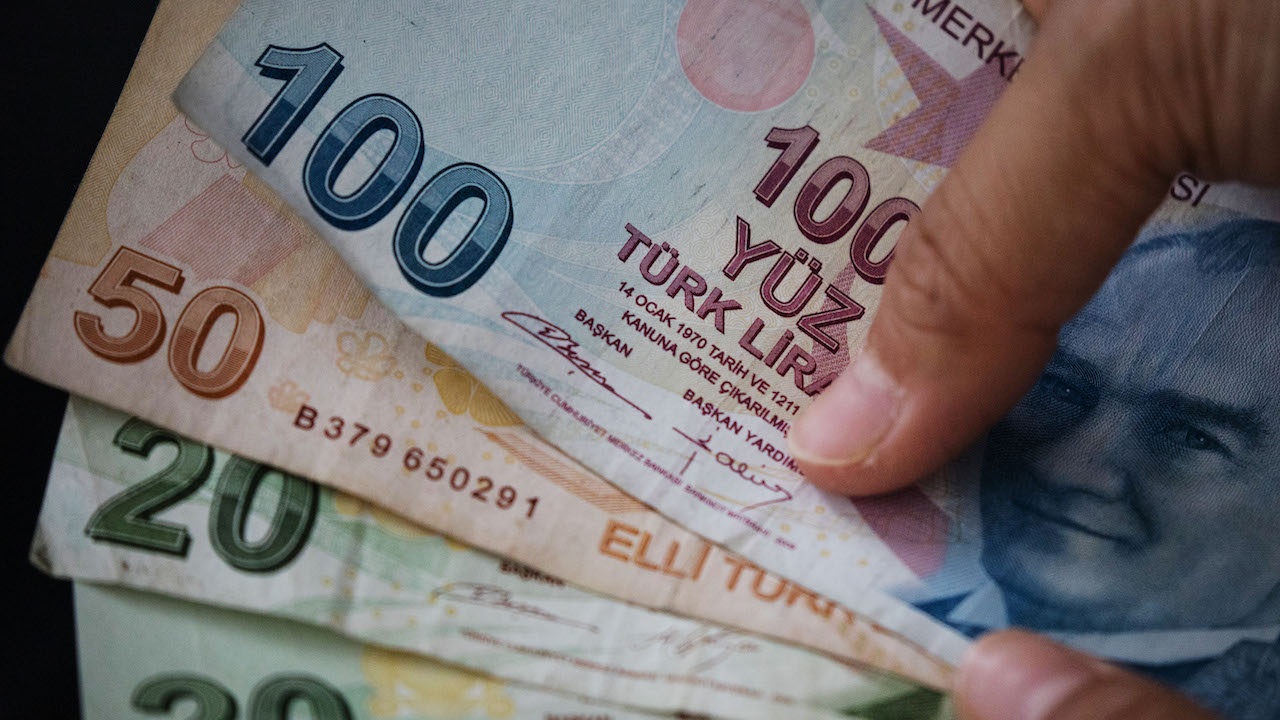 Минималната заплата на държавните служители в Турция става 22 хил. лири