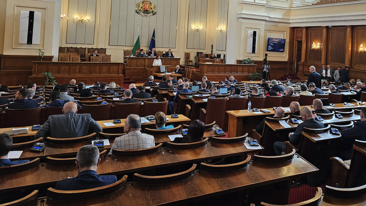 Заседанието на парламента започна с промяна в дневния ред. Народните