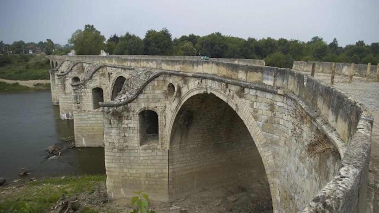 Белокаменният мост на Колю Фичето при Бяла връща блясъка си Част