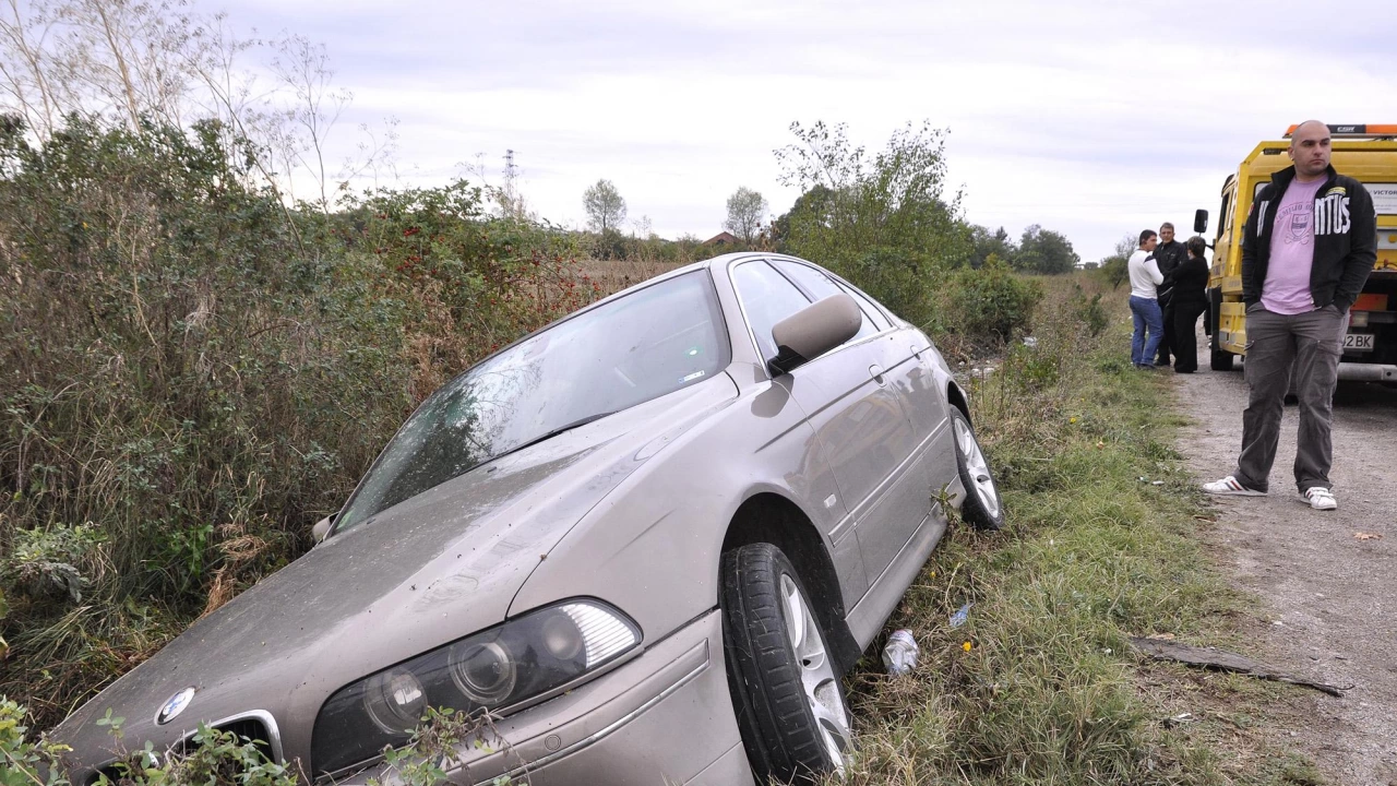 Пиян 20 годишен шофьор без книжка се преобърна в канавка в Разградско съобщиха