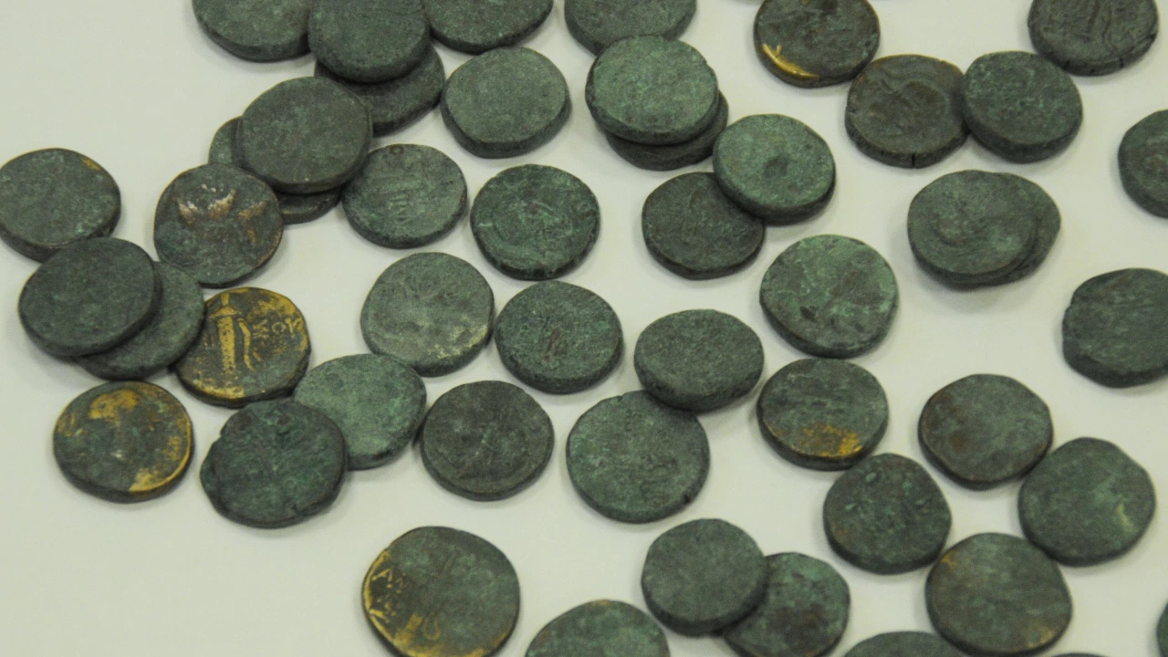 Старинни монети и археологически ценности задържани при митнически проверки ще
