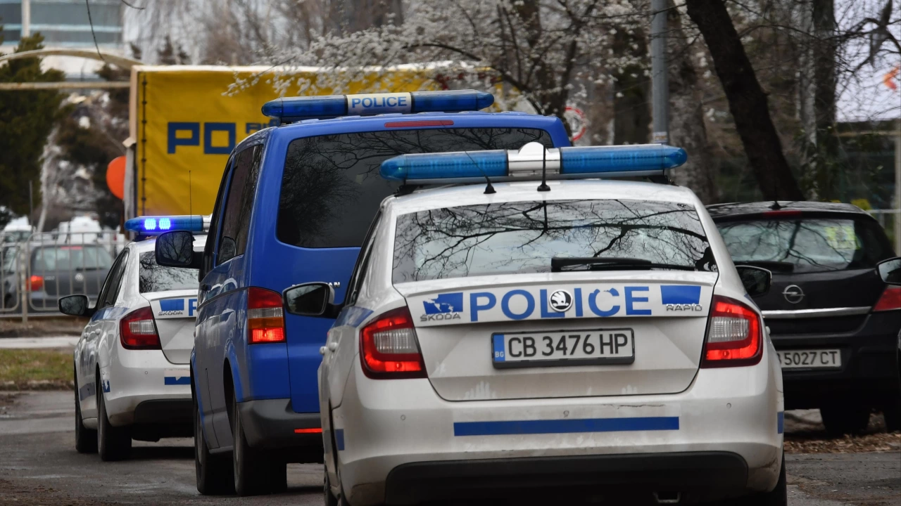 Полицията в Бургас залови 12 мигранти превозвани в автомобил със