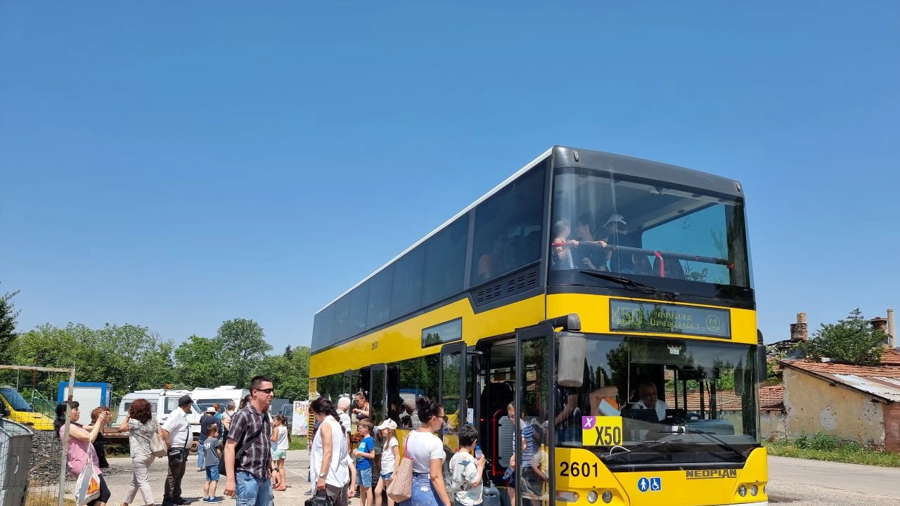 Двуетажен автобус откри първия ден на експресната линия Х50 от