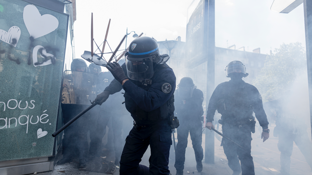 Безредици подпалиха Франция: Остри сблъсъци между протестиращи и полицията заради смъртта на тийнейджър