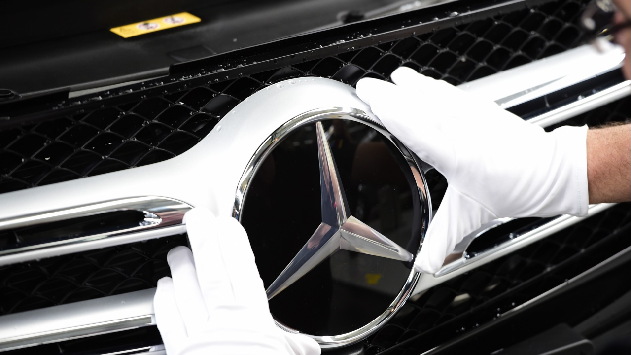 Германският производител Мерцедес-Бенц (Mercedes-Benz) изтегля повече от 140 000 автомобила