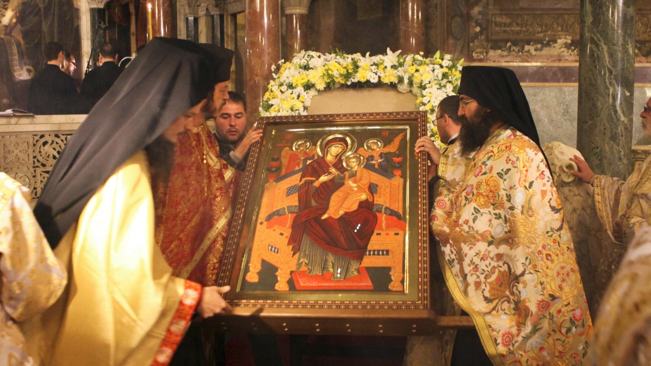 Стотици посрещнаха иконата на Св. Богородица във Враца