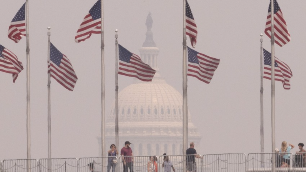 Вашингтон потъна в дим