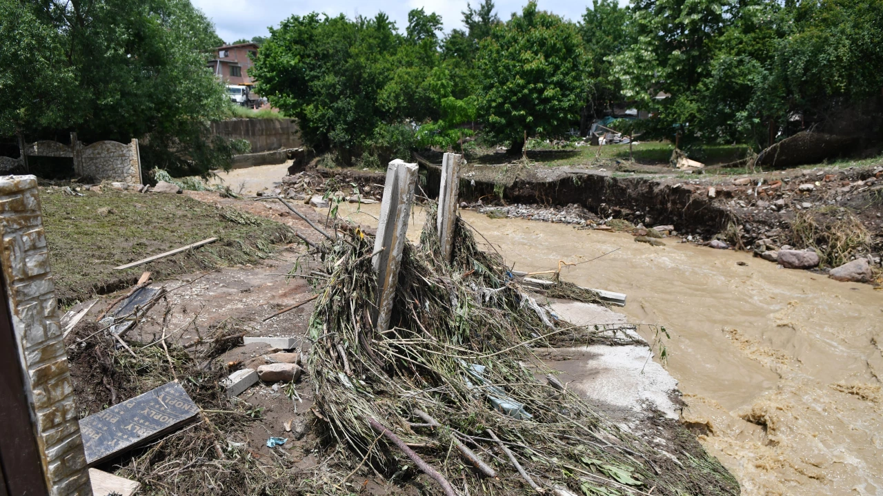 Пороен дъжд наводни десетки къщи в град Девня вчера в