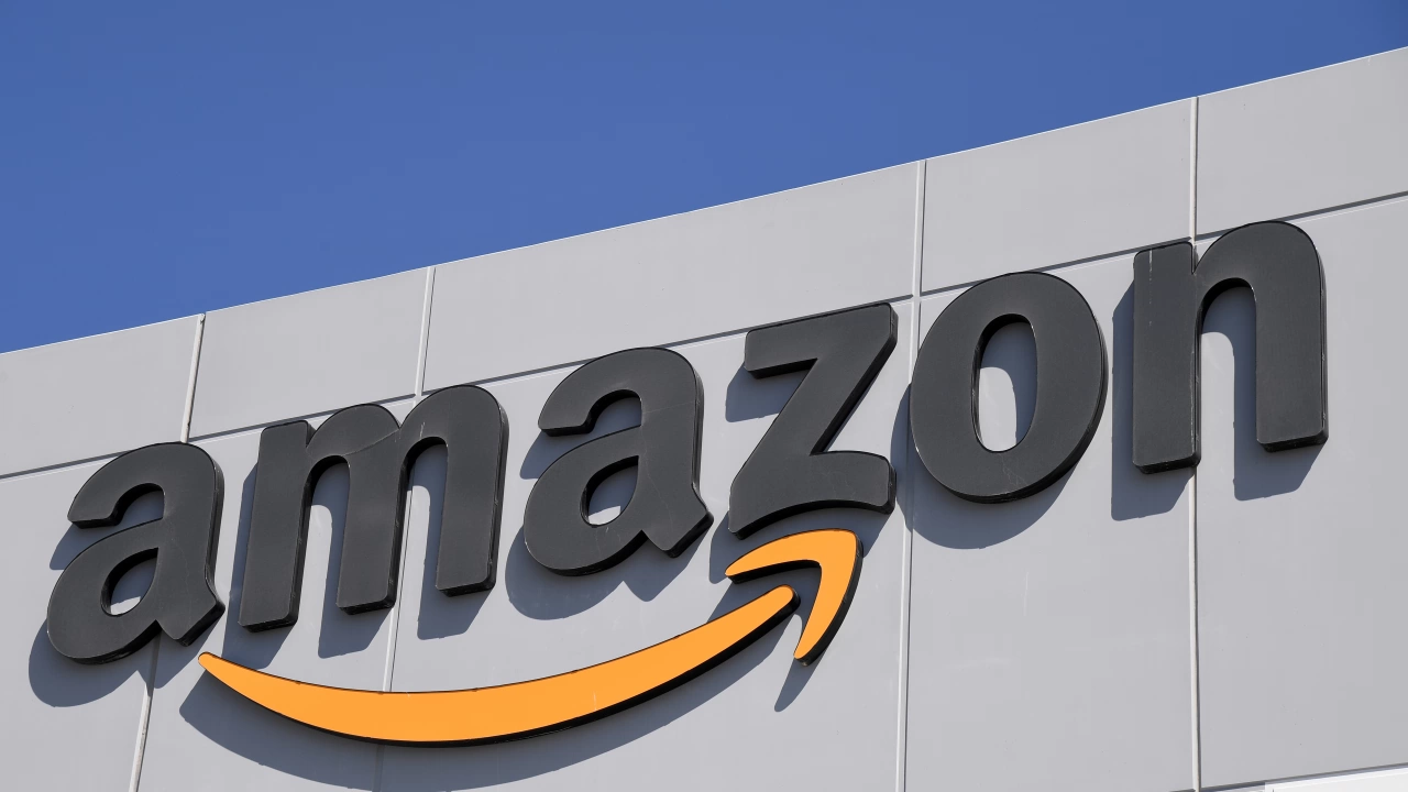 Служителите на Амазон Amazon работещи в складовете на компанията в