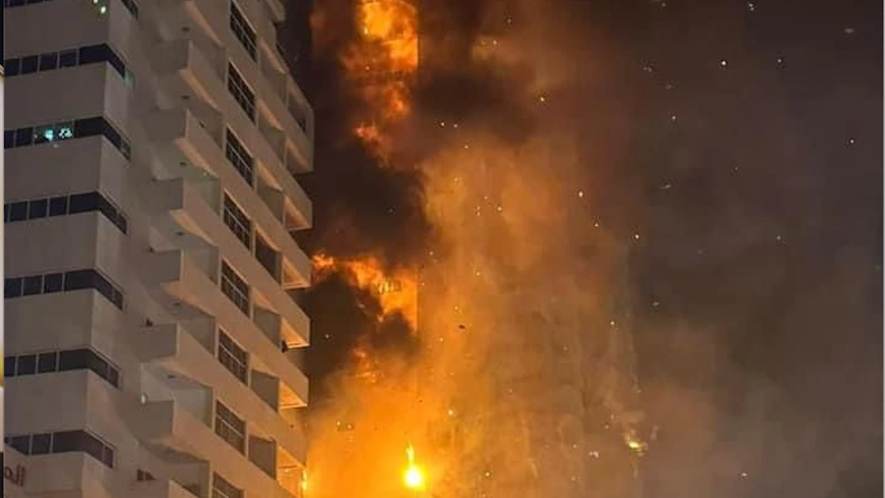 Огромен пожар се разрази в многоетажна жилищна сграда в град
