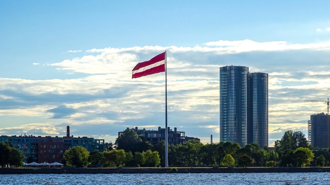 Латвия напълно спира издаването на визи за руснаци за неопределено