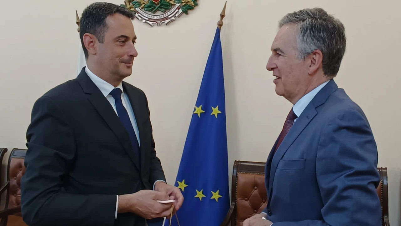 Посланикът на Испания Н Пр Алехандро Поланко и министърът на транспорта