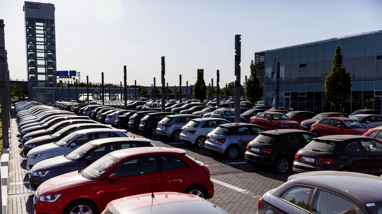 Германският автомобилостроител Фолксваген Volkswagen уволни ръководителя на подразделението си Ауди