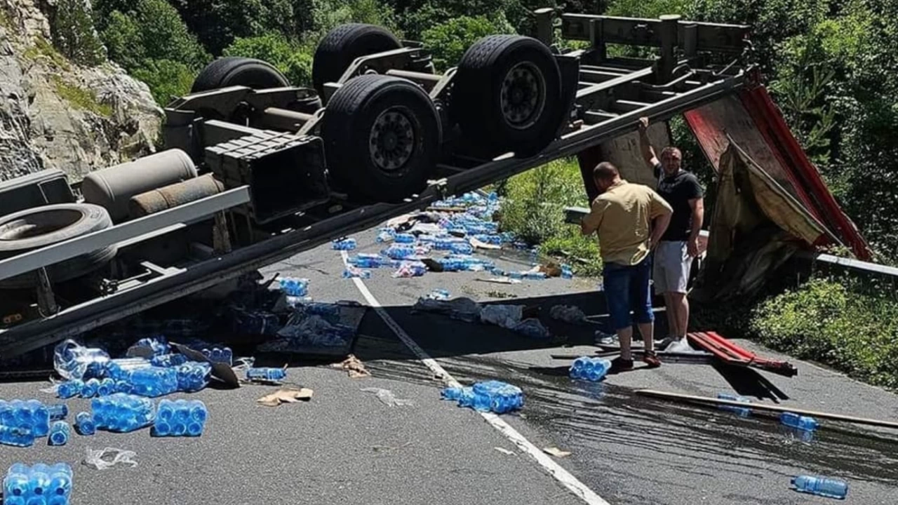 Катастрофа блокира изцяло движението на пътя Кричим Девин Ремарке на камион