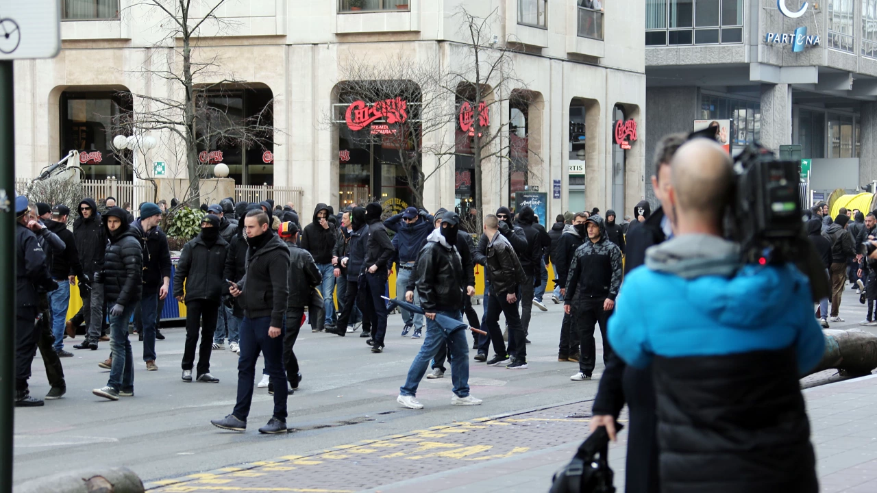 Снощи избухнаха сблъсъци в Брюксел между млади хора след призиви в социалните