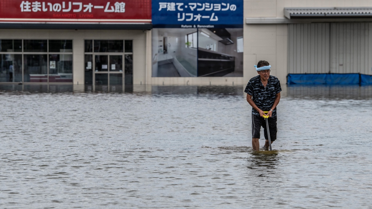 Почти половин милион души в югозападната част на Япония са получили заповед да се евакуират