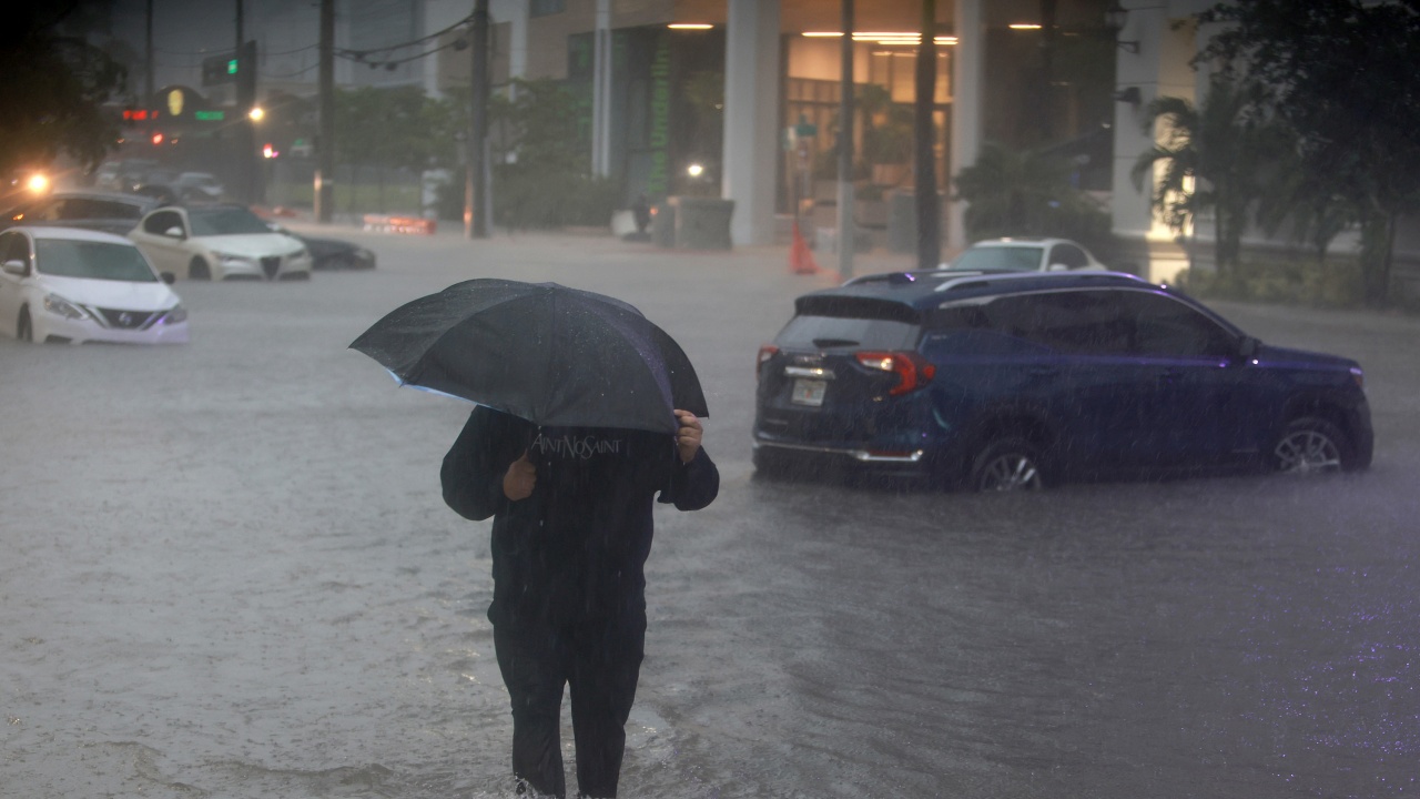 Проливни дъждове наводниха улиците на Чикаго, предаде Асошиейтед прес.
Автомобили се