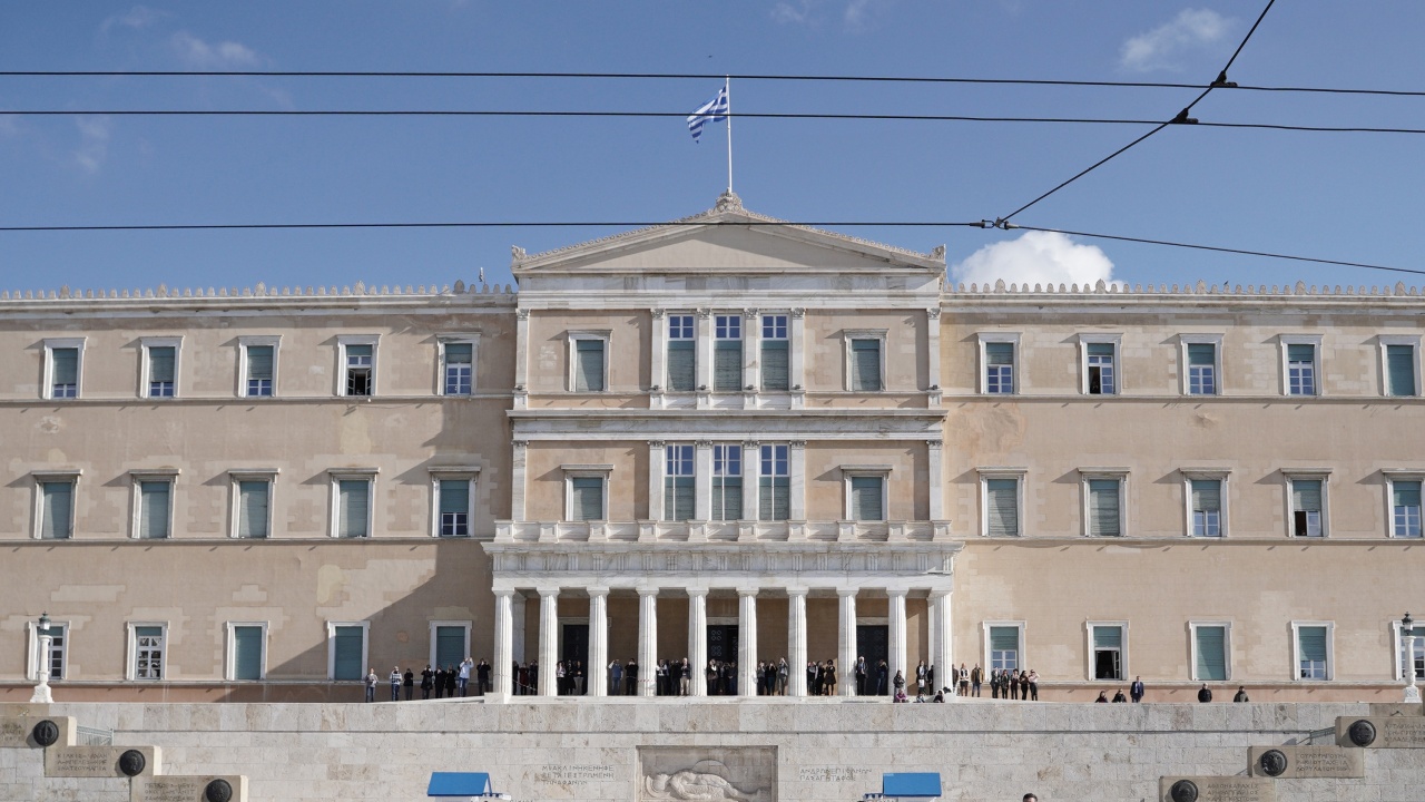 Новият гръцки парламент, излъчен на изборите на 25 юни, положи