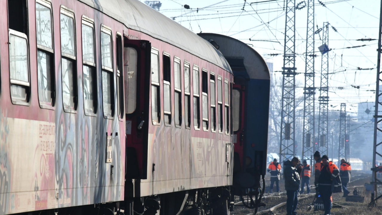 Влак е блъснал мъж на жп линията при Дупница, той