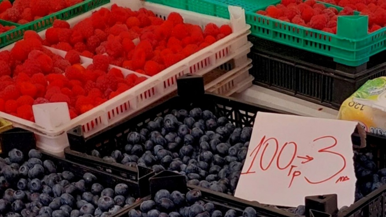 По пазарите продължават да продават скъпи малини и капини с цени за 100 грама