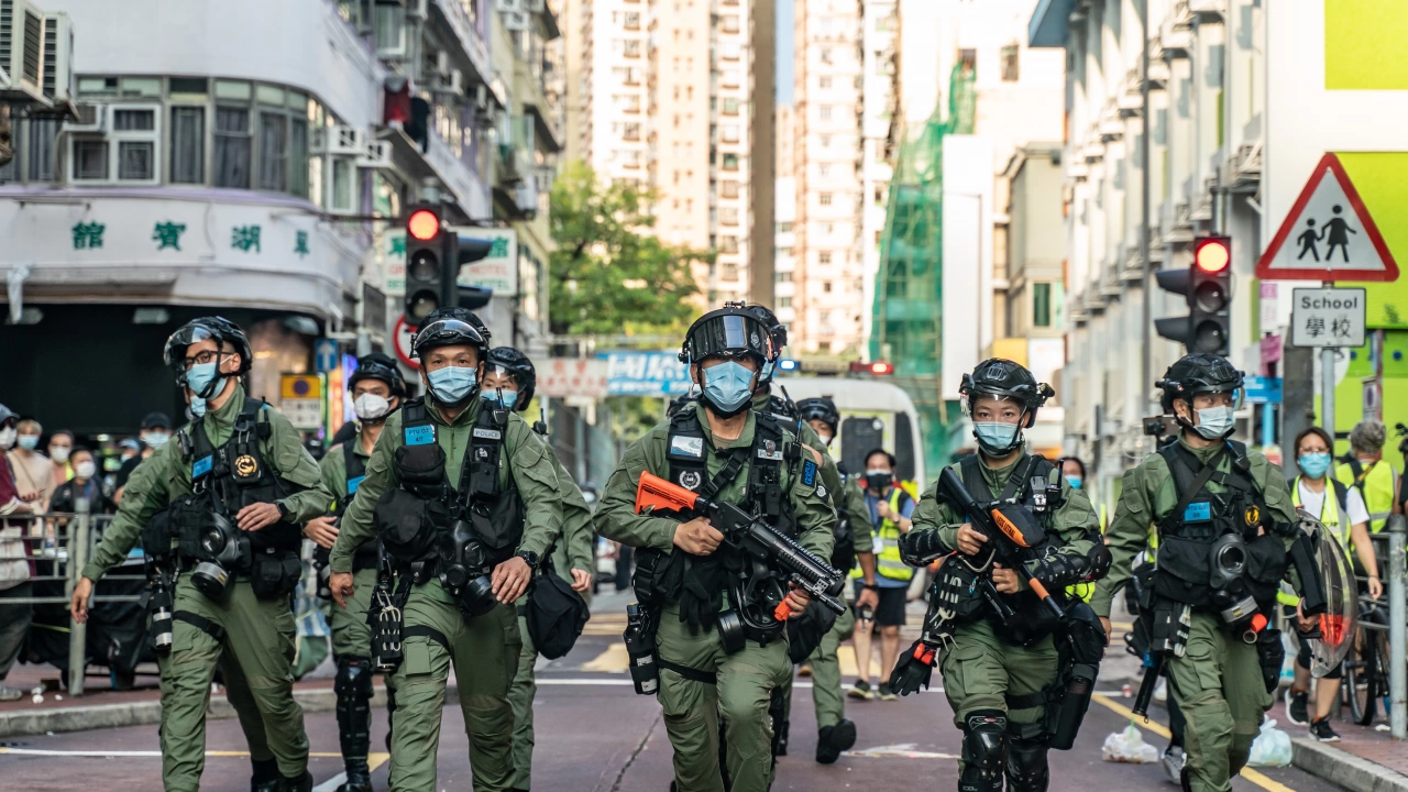 Полицията в Хонконг обвини днес осем продемократични активисти в нарушаване