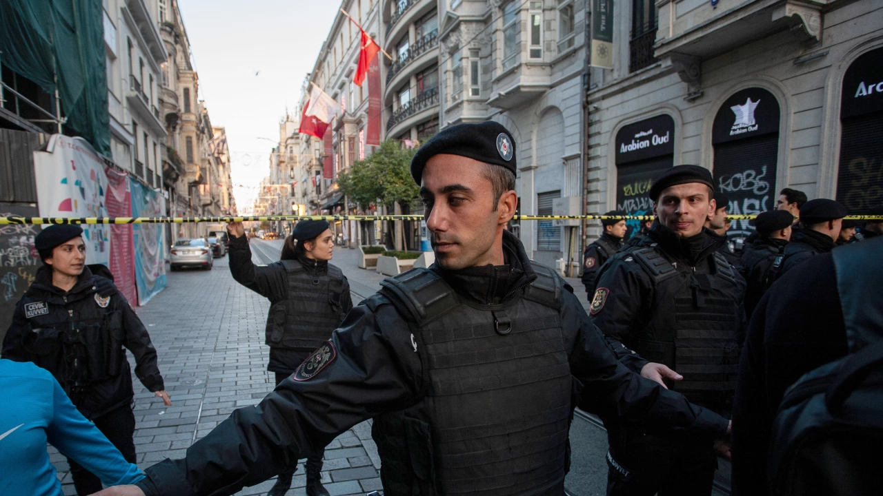 Екипи на Отдела за борба с тероризма на турската полиция
