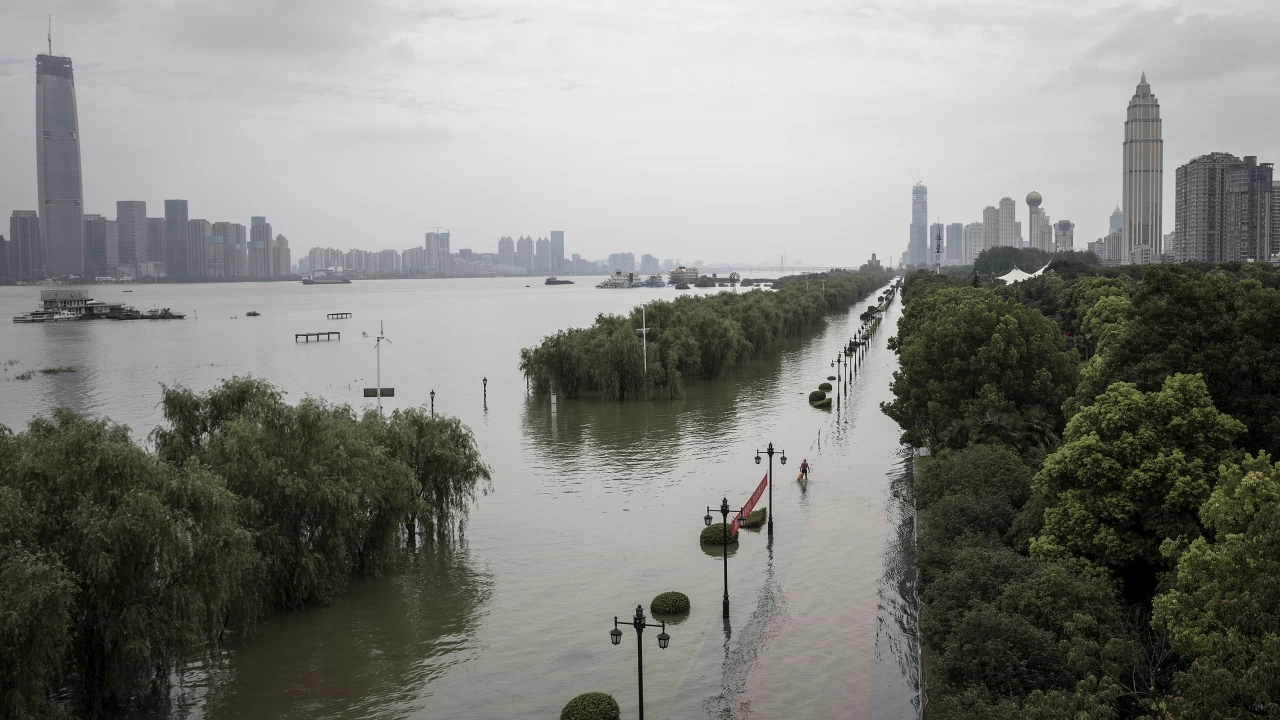 Най малко 15 души са загинали при наводнения в Югозападен Китай