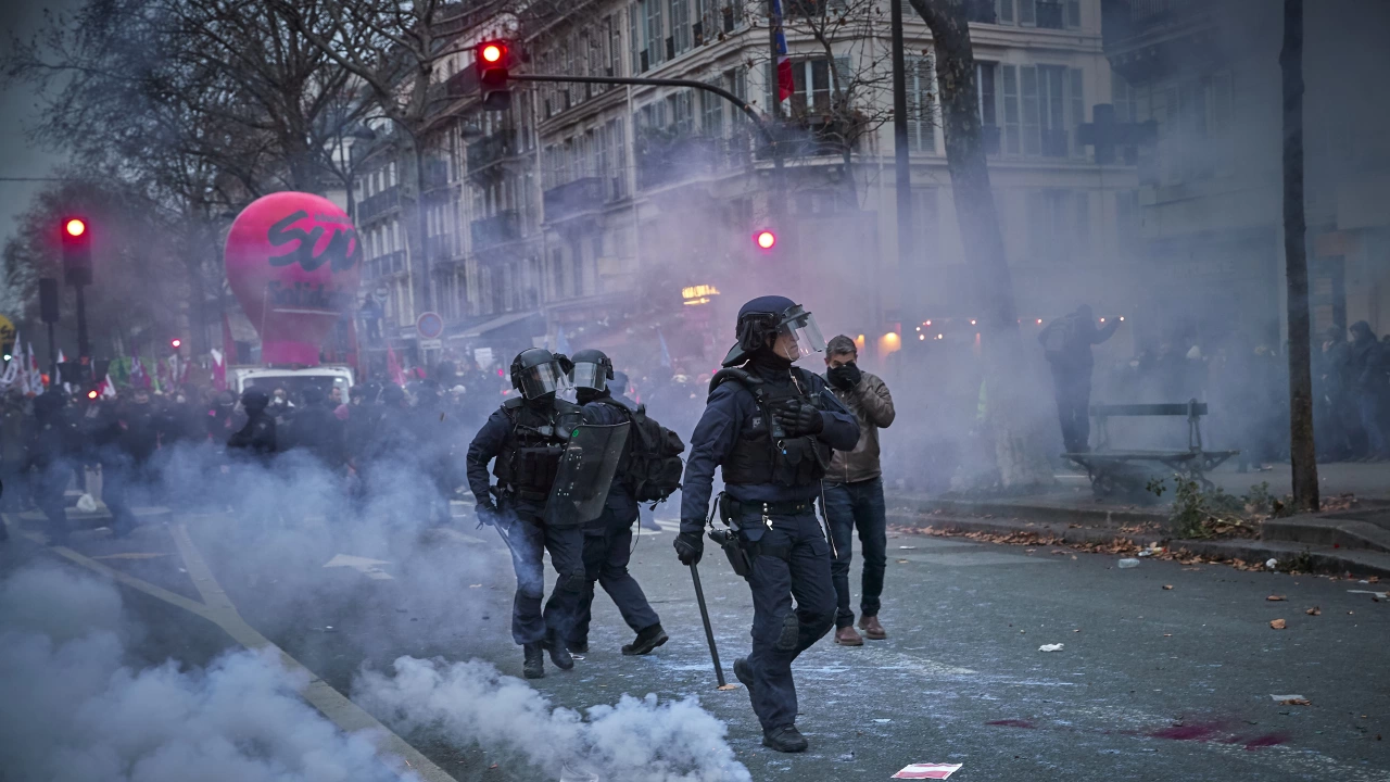 Френският президент обмисля да блокира социалните мрежи в борбата си