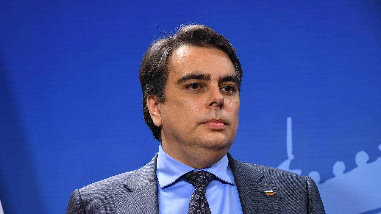 Финансовият министър съобщи че страната ще изтегли по малък дълг