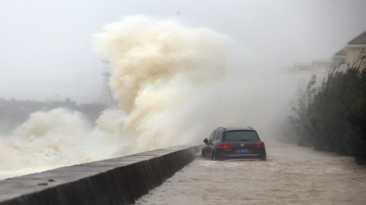 Мощната лятна буря Поли която връхлетя днес Нидерландия и части