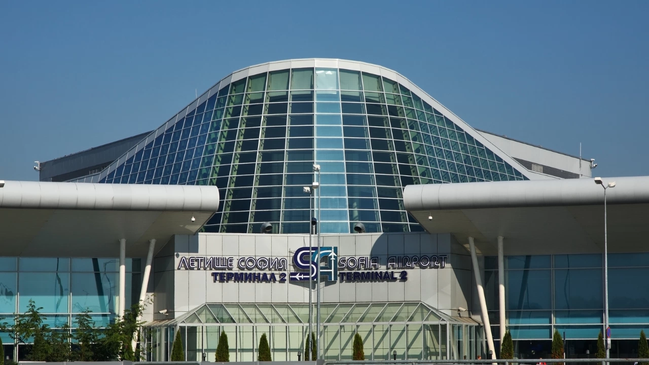 Полиция и жандармерия около правителствения ВИП на летище София видя