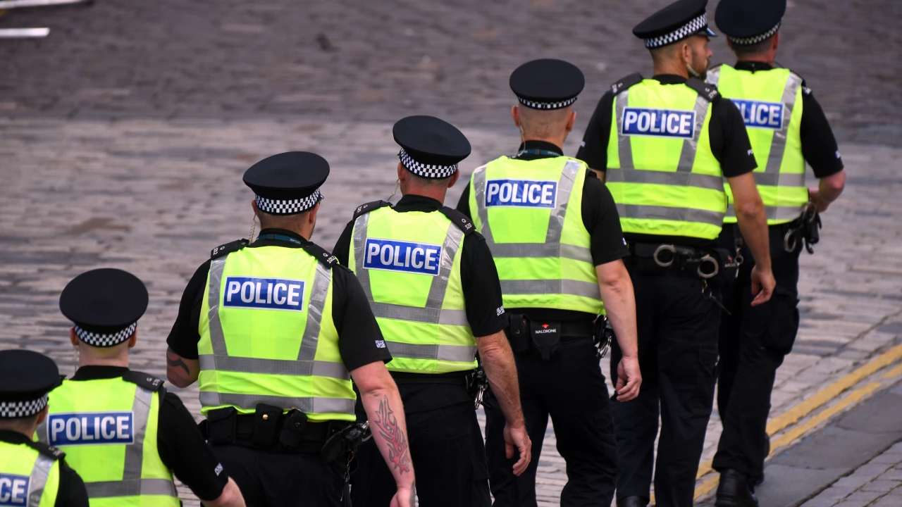 На повече от 450 души бяха повдигнати обвинения във Великобритания