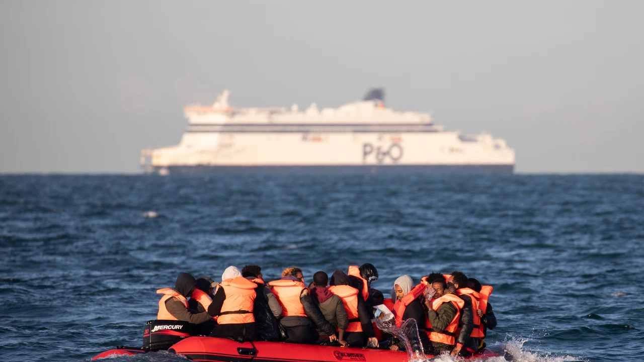 Във Великобритания през Ламанша вчера са пристигнали 686 мигранти