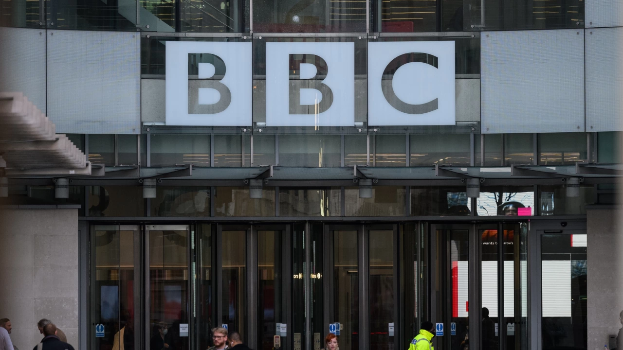 Огромен скандал във Великобритания водещ на обществената телевизия Би