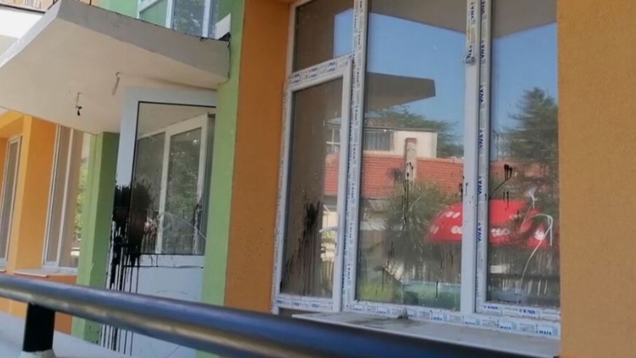 Вандали заляха с боя нови съоръжения в детска градина в Лом