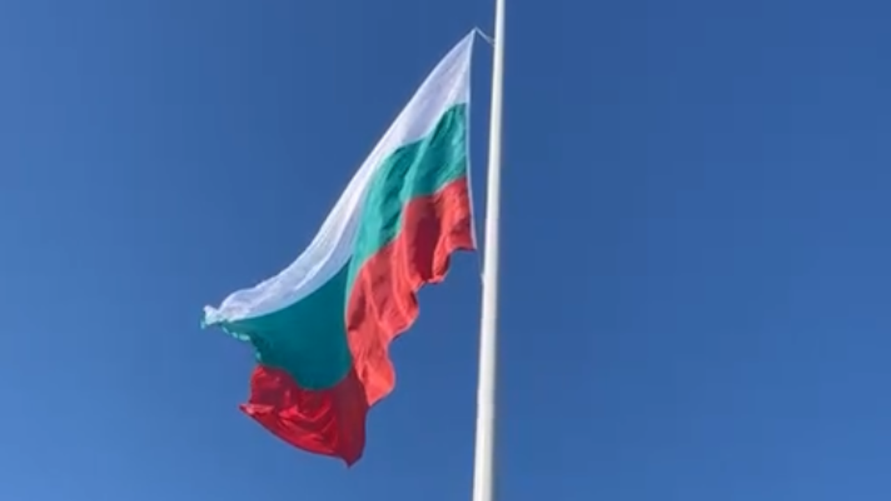 Пилонът в Рожен вече има знаме. Българският трибагреник беше издигнат от