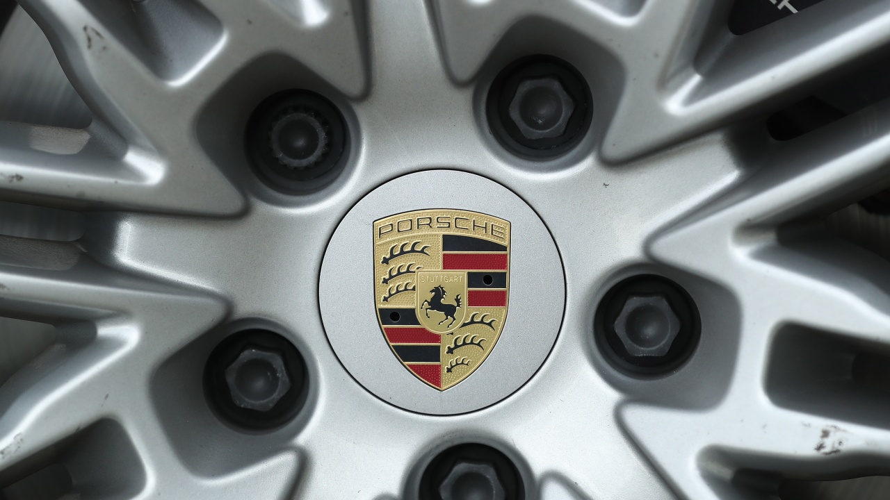 Германската автомобилна компания Порше  (Porsche) е продала значително повече спортни